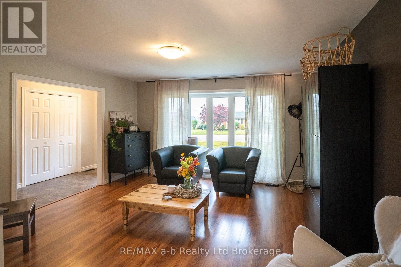 21 PEGGY AVENUE - 7