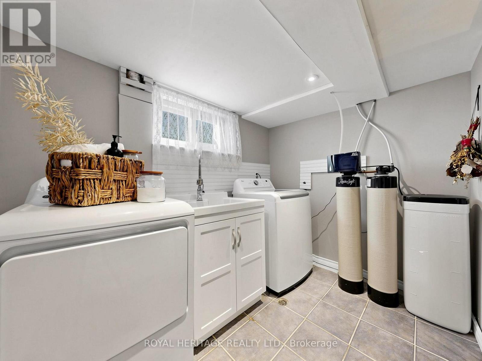 221 HIBBERT AVENUE - 33