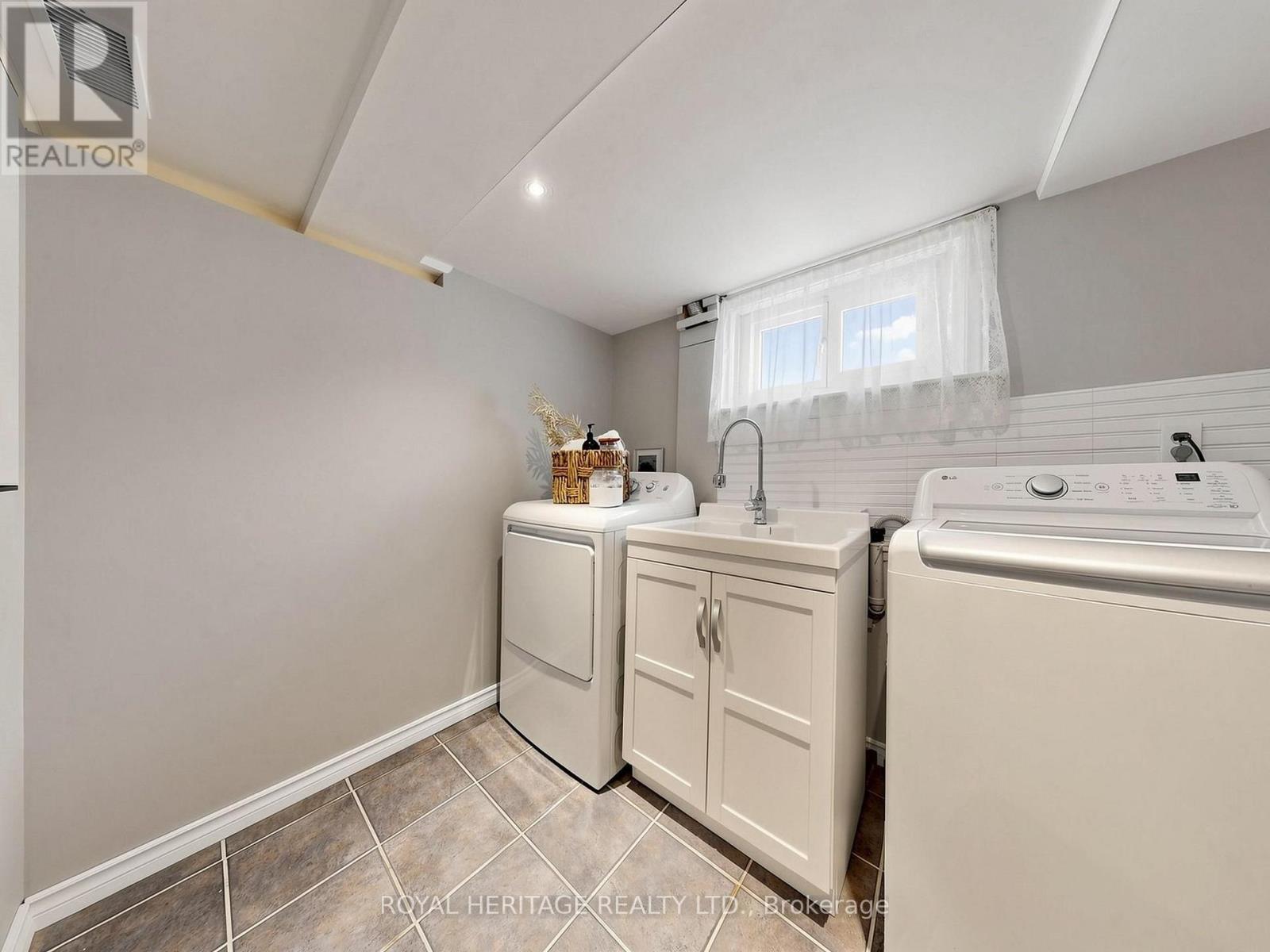 221 HIBBERT AVENUE - 34