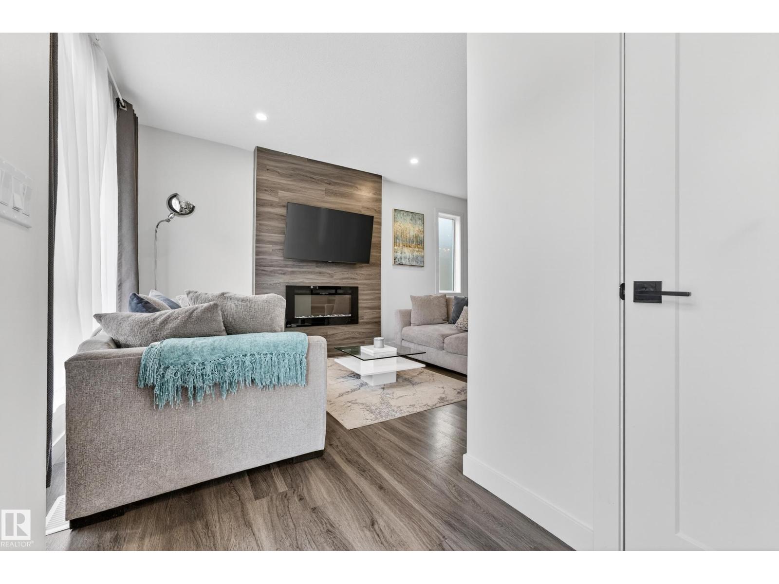 10326 160 ST NW - 10