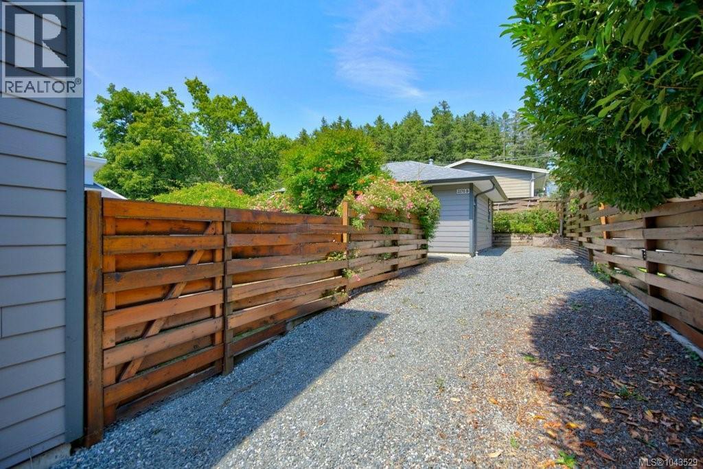 2270 McKenzie Ave - 17