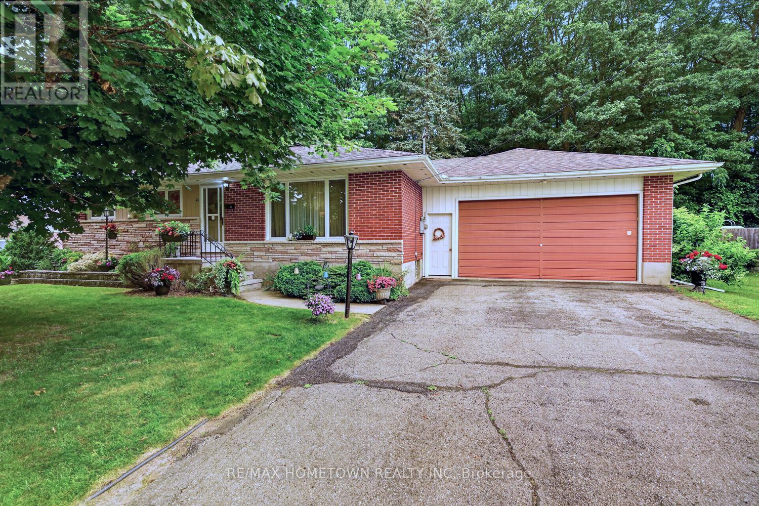 21 FAIRWAY CRESCENT - 2
