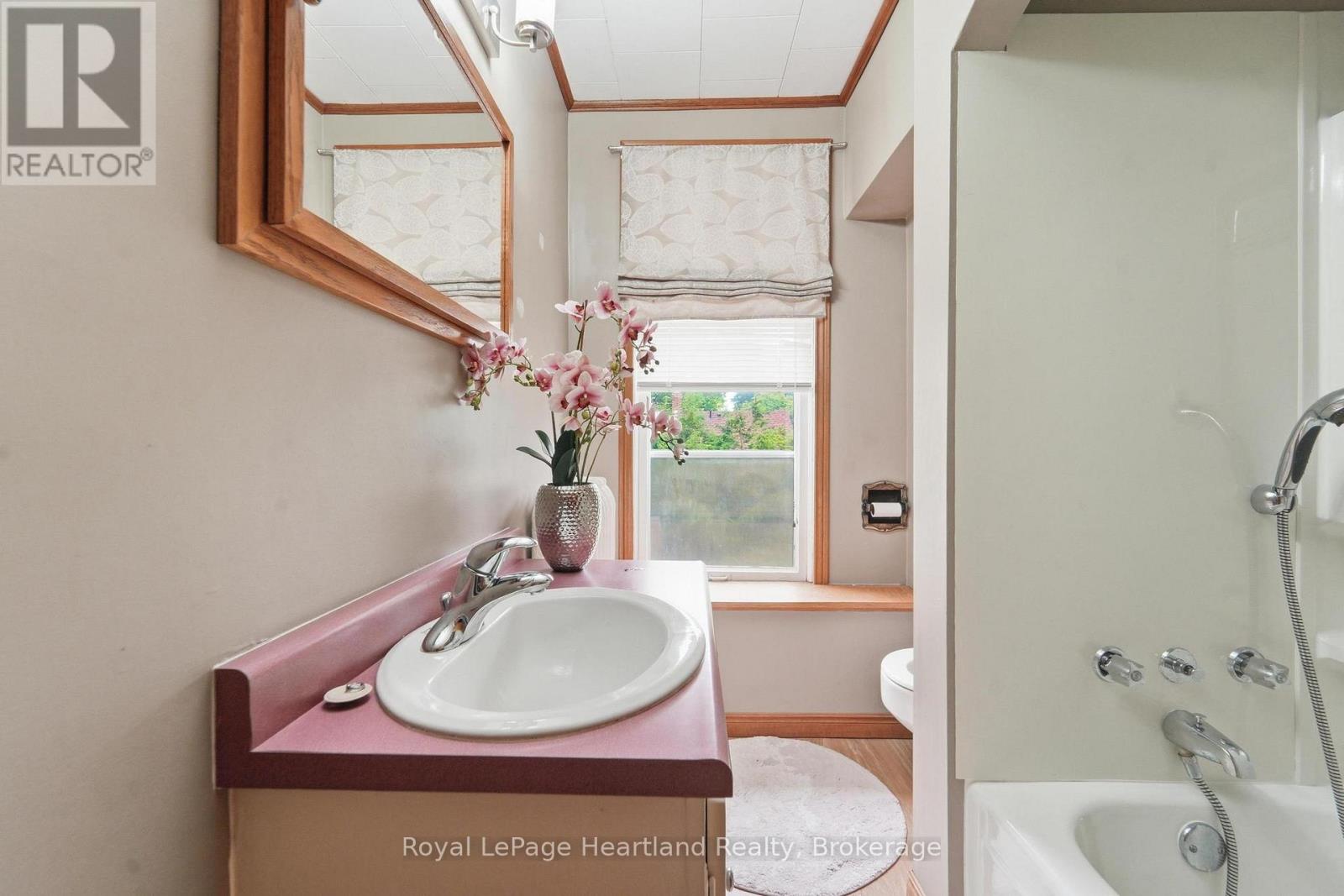 107 WELLINGTON STREET S - Image 25