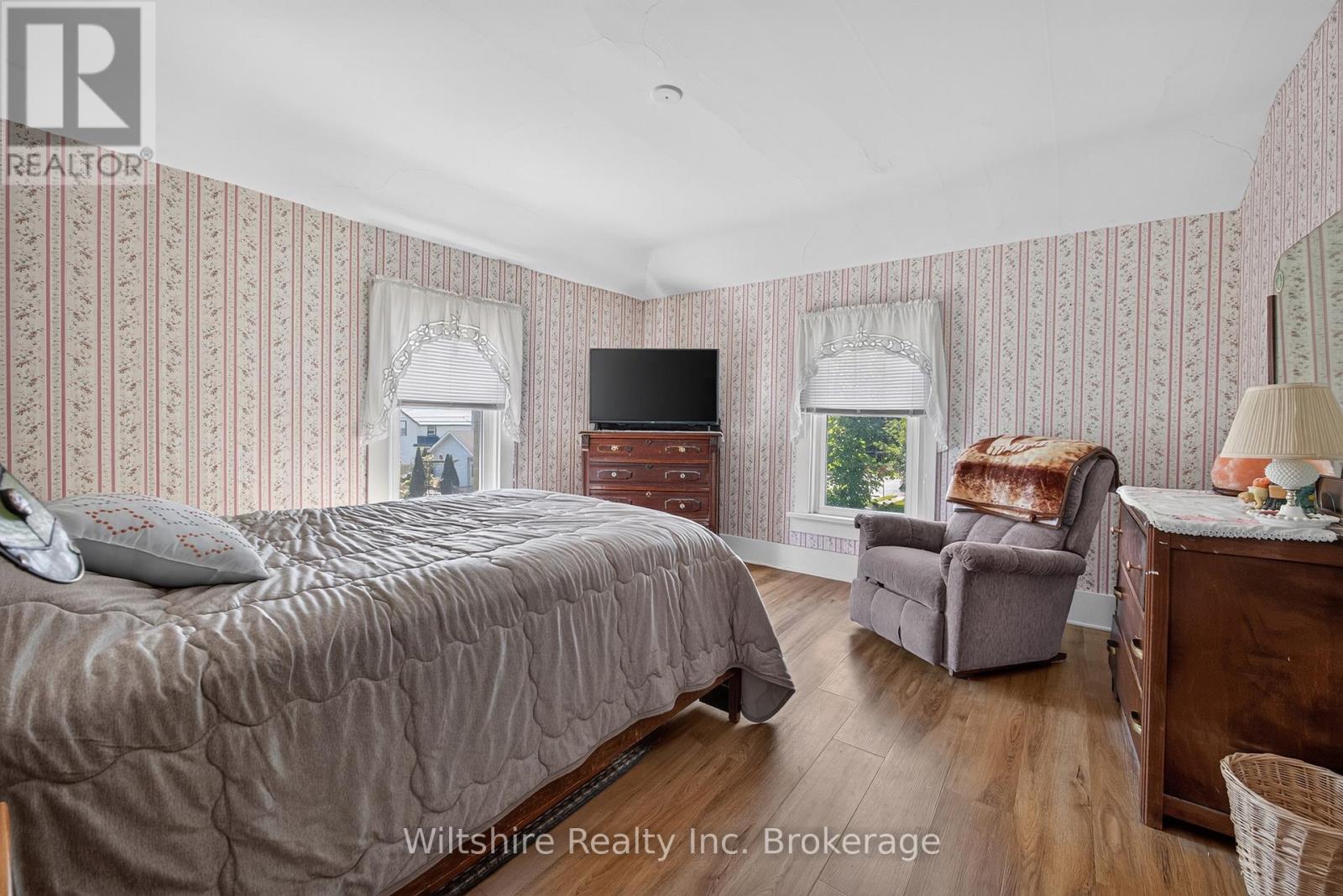 4 BOND STREET - 12