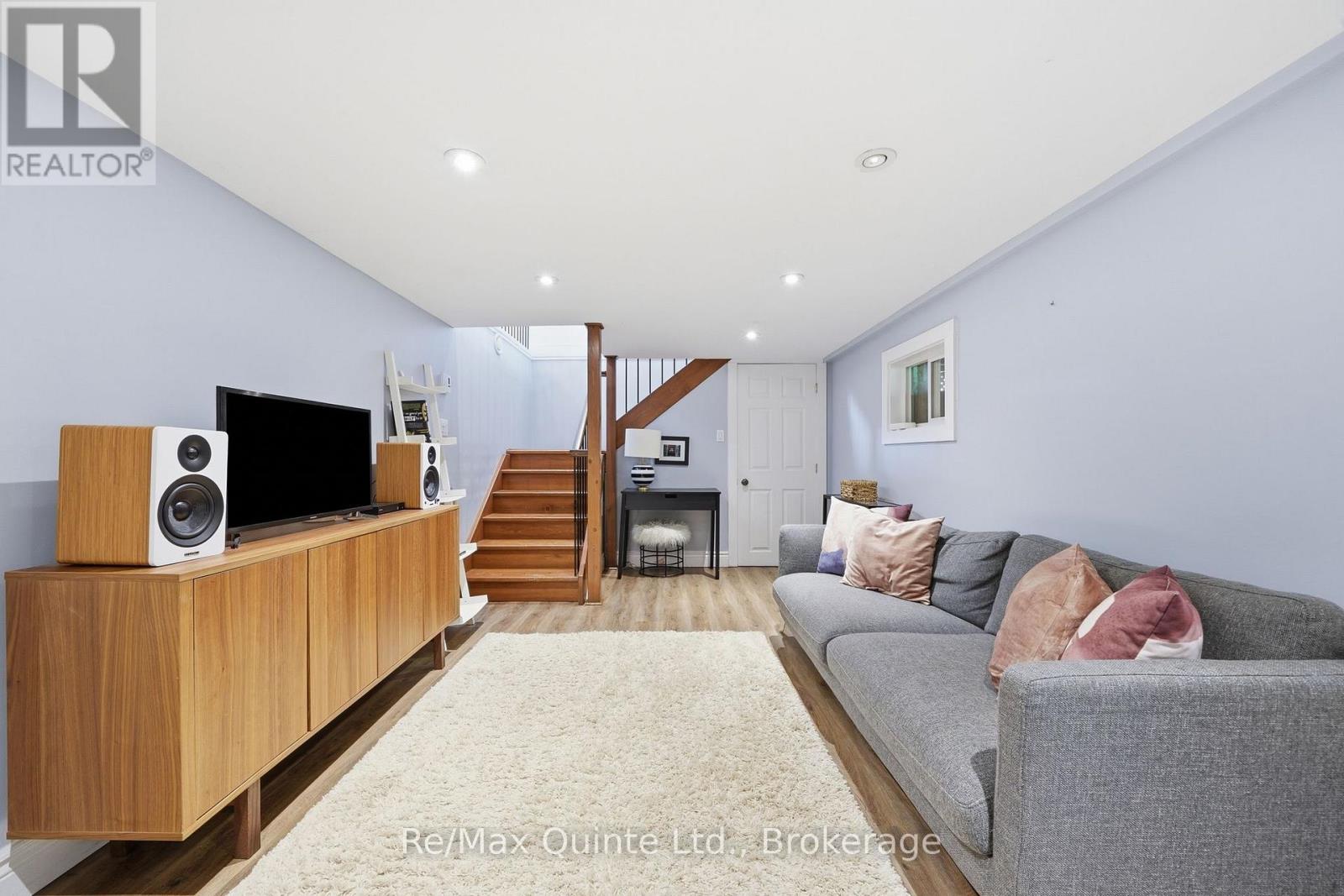 6 GRAYS LANE - 27