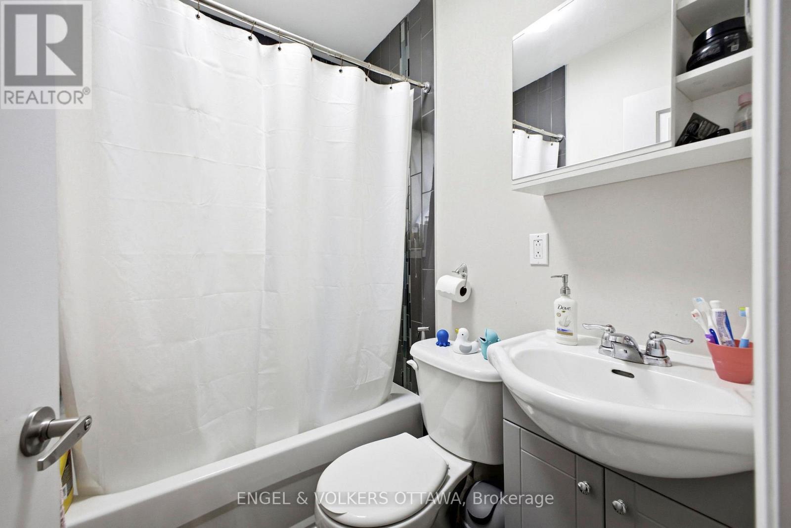 287 ST LAURENT BOULEVARD - 18