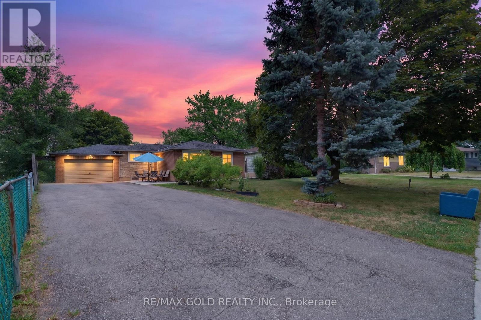 32 DUNBLAINE CRESCENT - 1