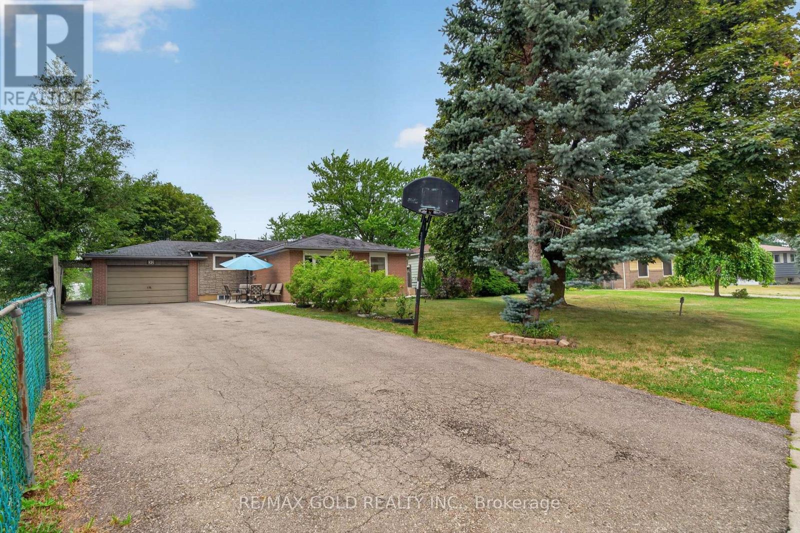 32 DUNBLAINE CRESCENT - 2