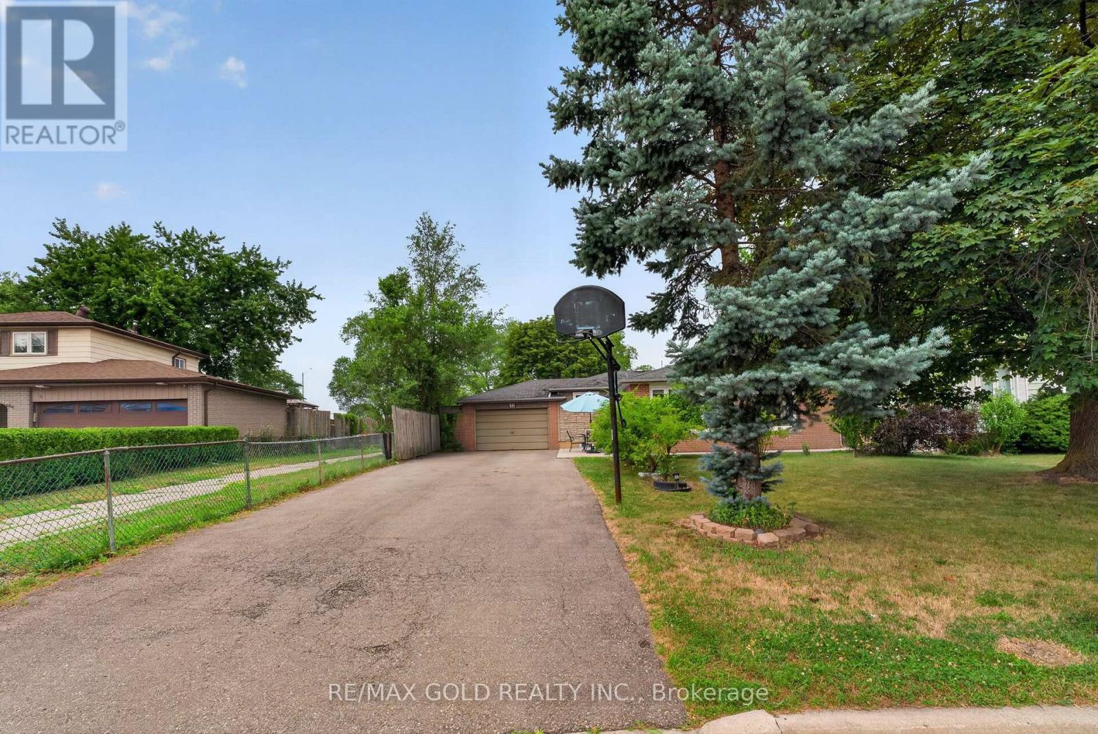 32 DUNBLAINE CRESCENT - 3