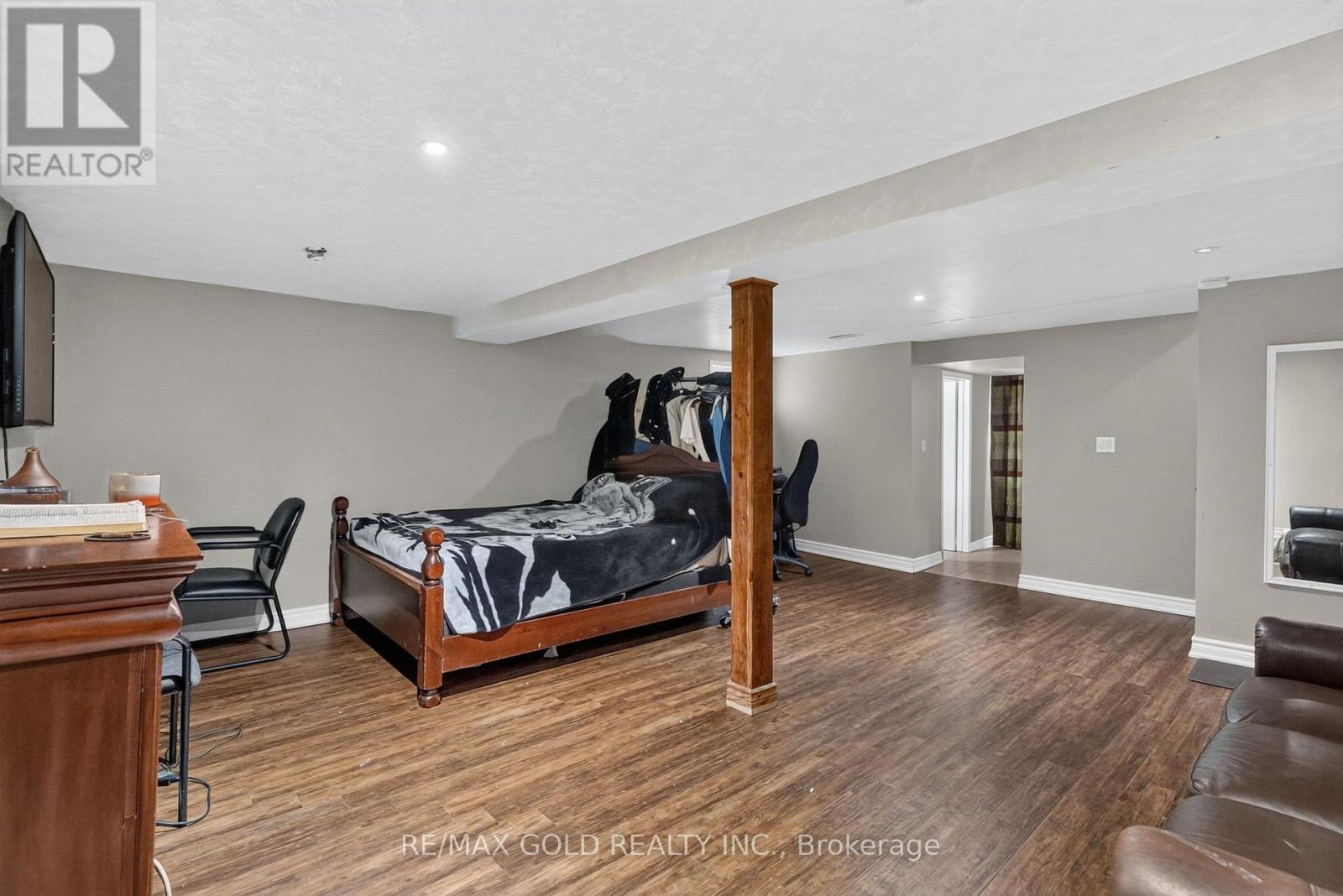 32 DUNBLAINE CRESCENT - 30