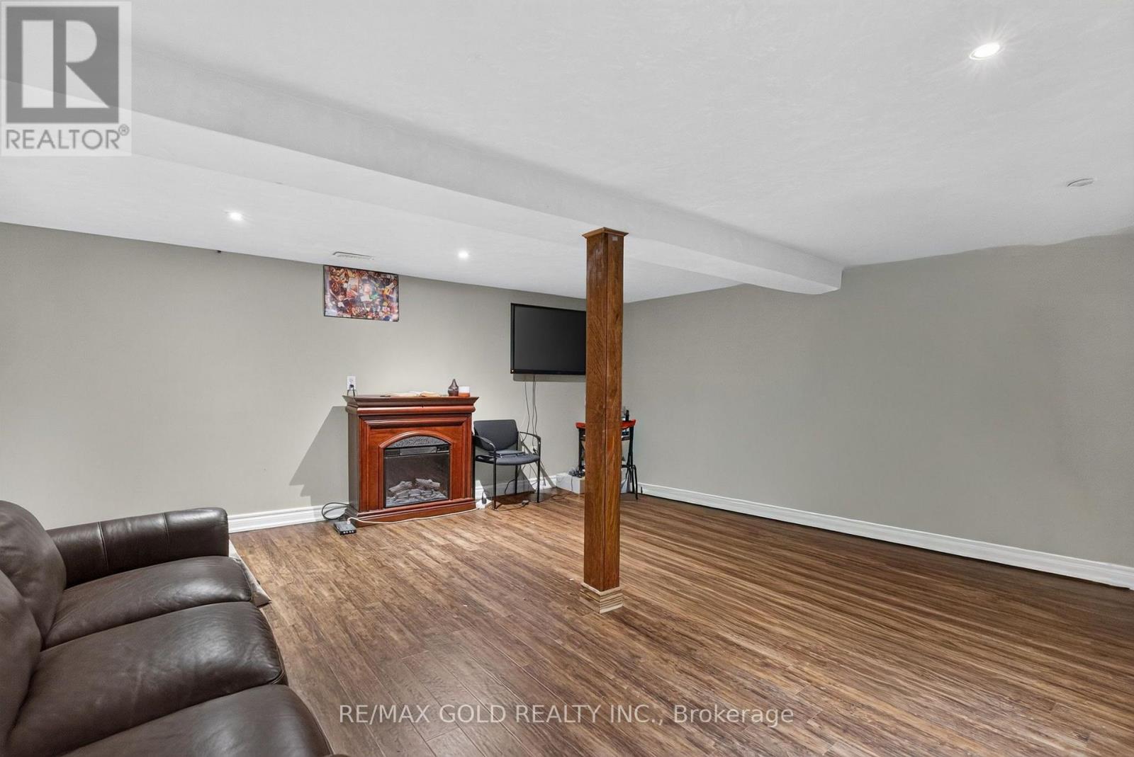32 DUNBLAINE CRESCENT - 31