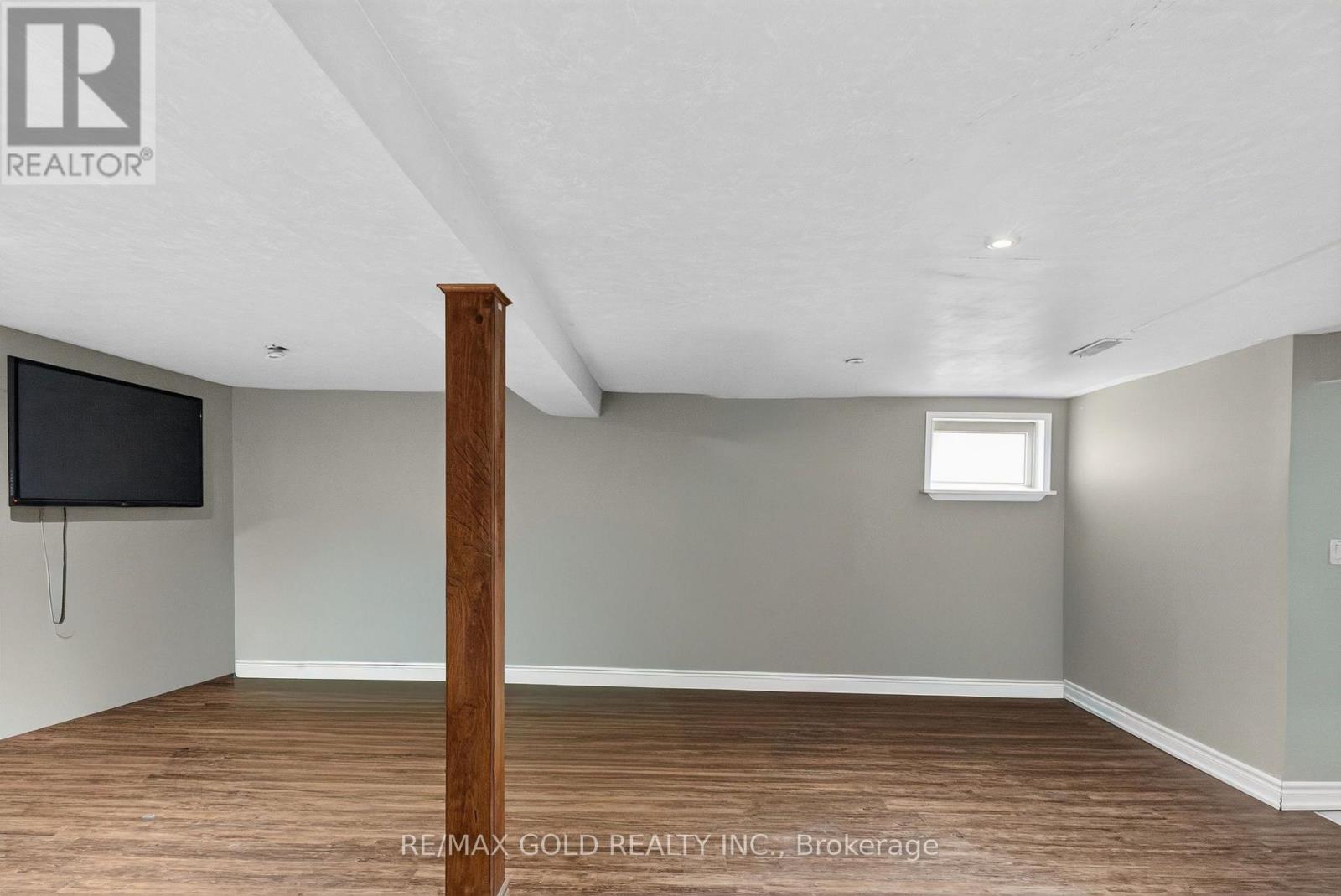 32 DUNBLAINE CRESCENT - 32