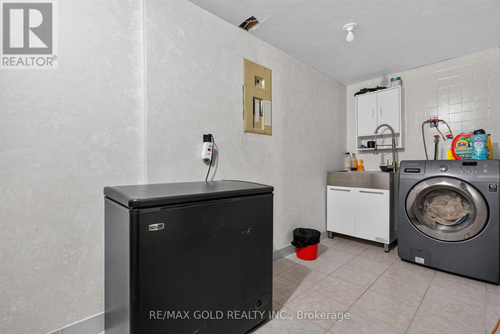 32 DUNBLAINE CRESCENT - 35