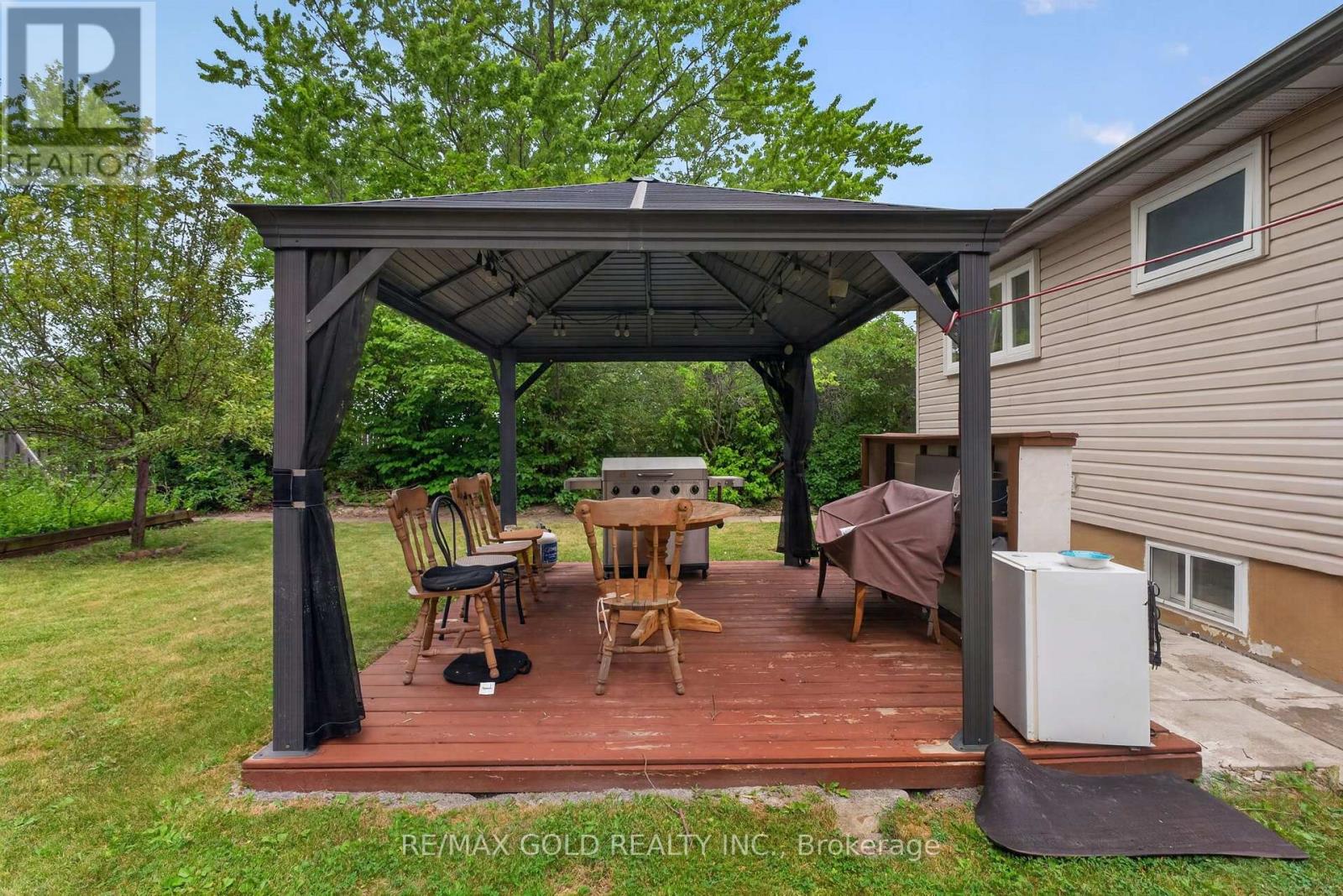 32 DUNBLAINE CRESCENT - 38