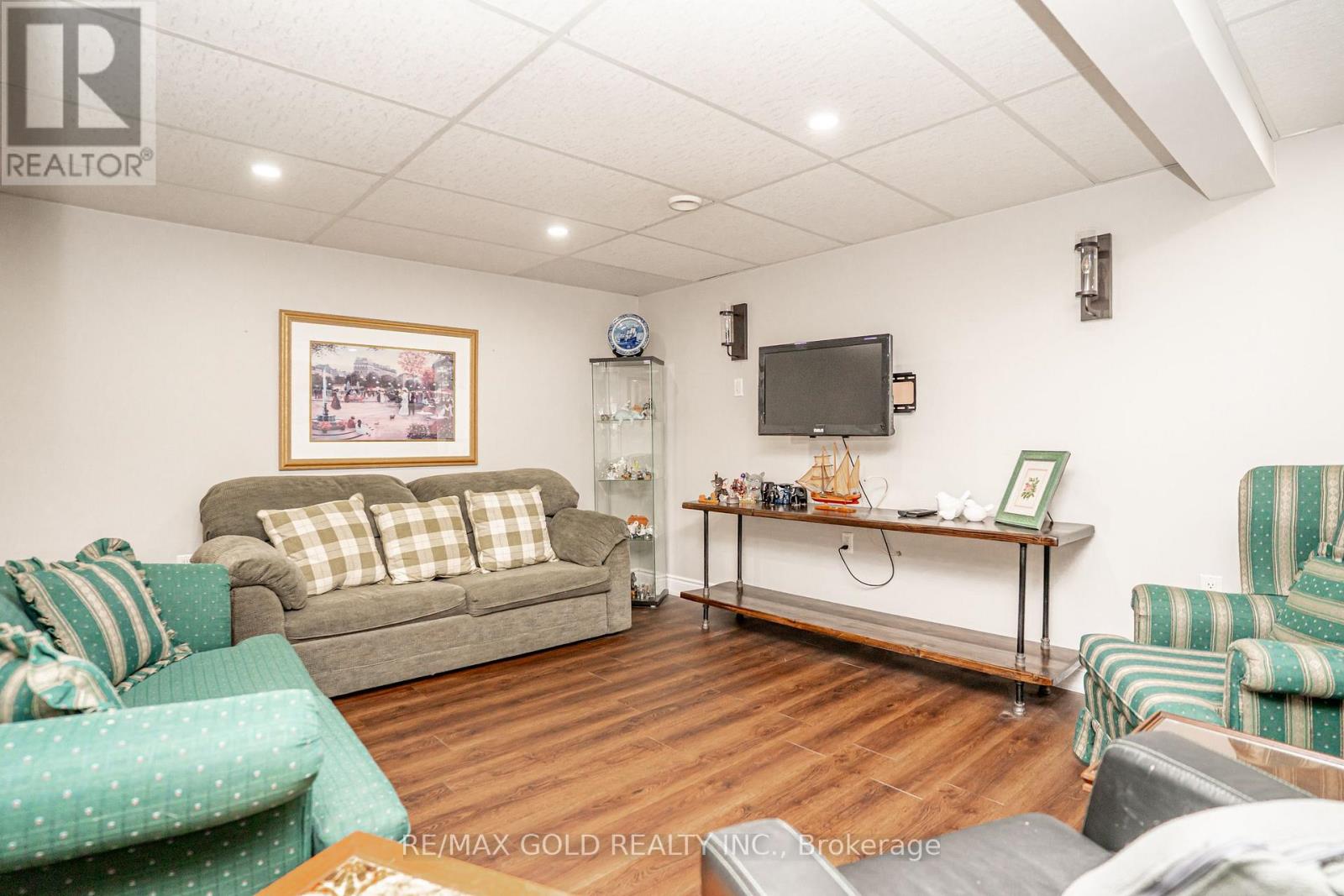 37 DEVONSHIRE DRIVE - 32