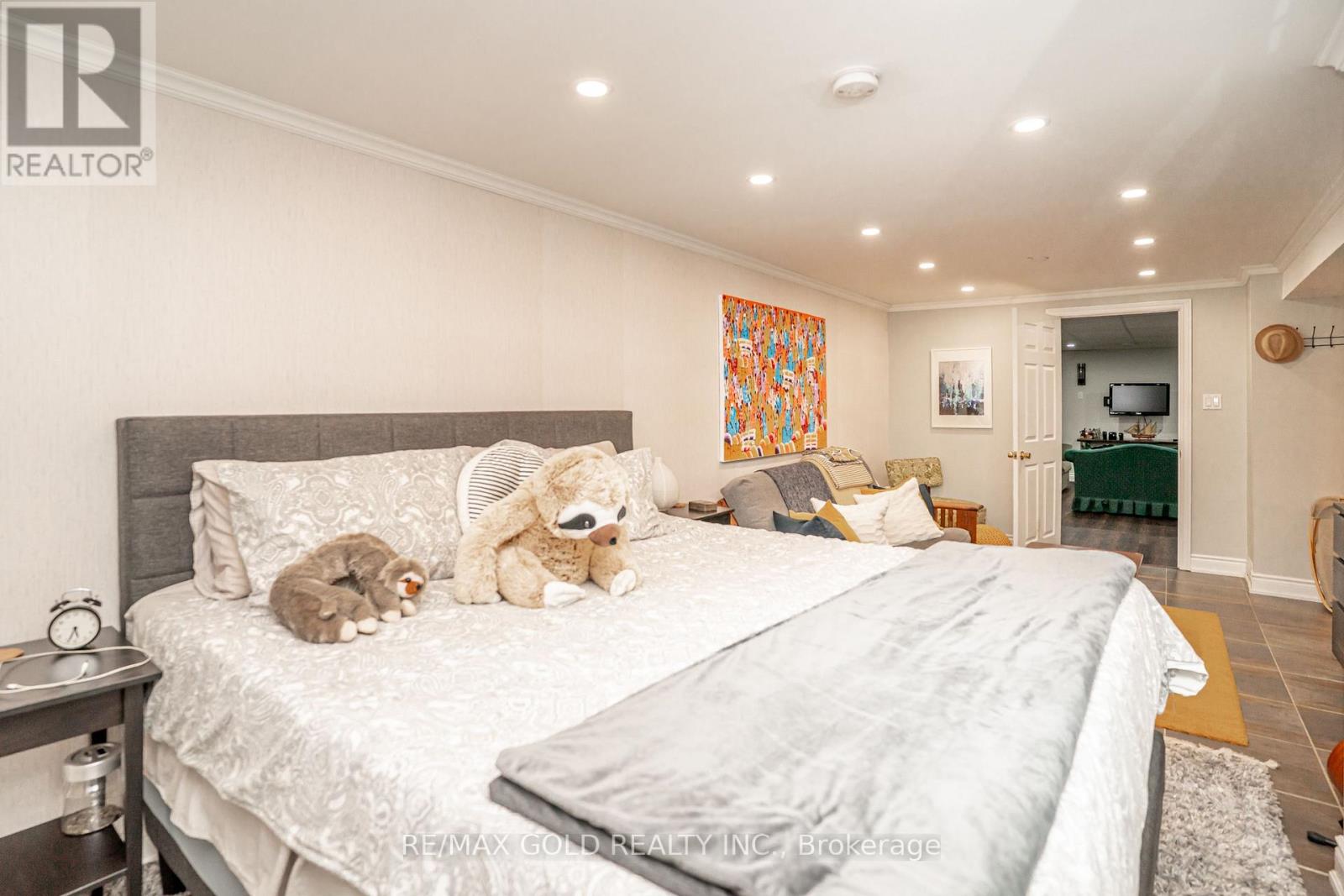 37 DEVONSHIRE DRIVE - 34