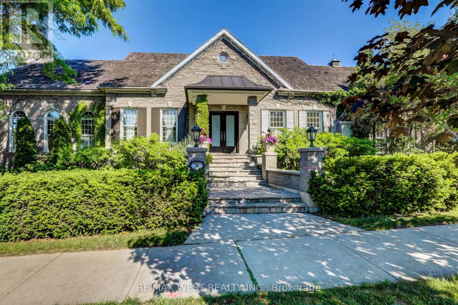 5 HUMBERVIEW DRIVE - 1
