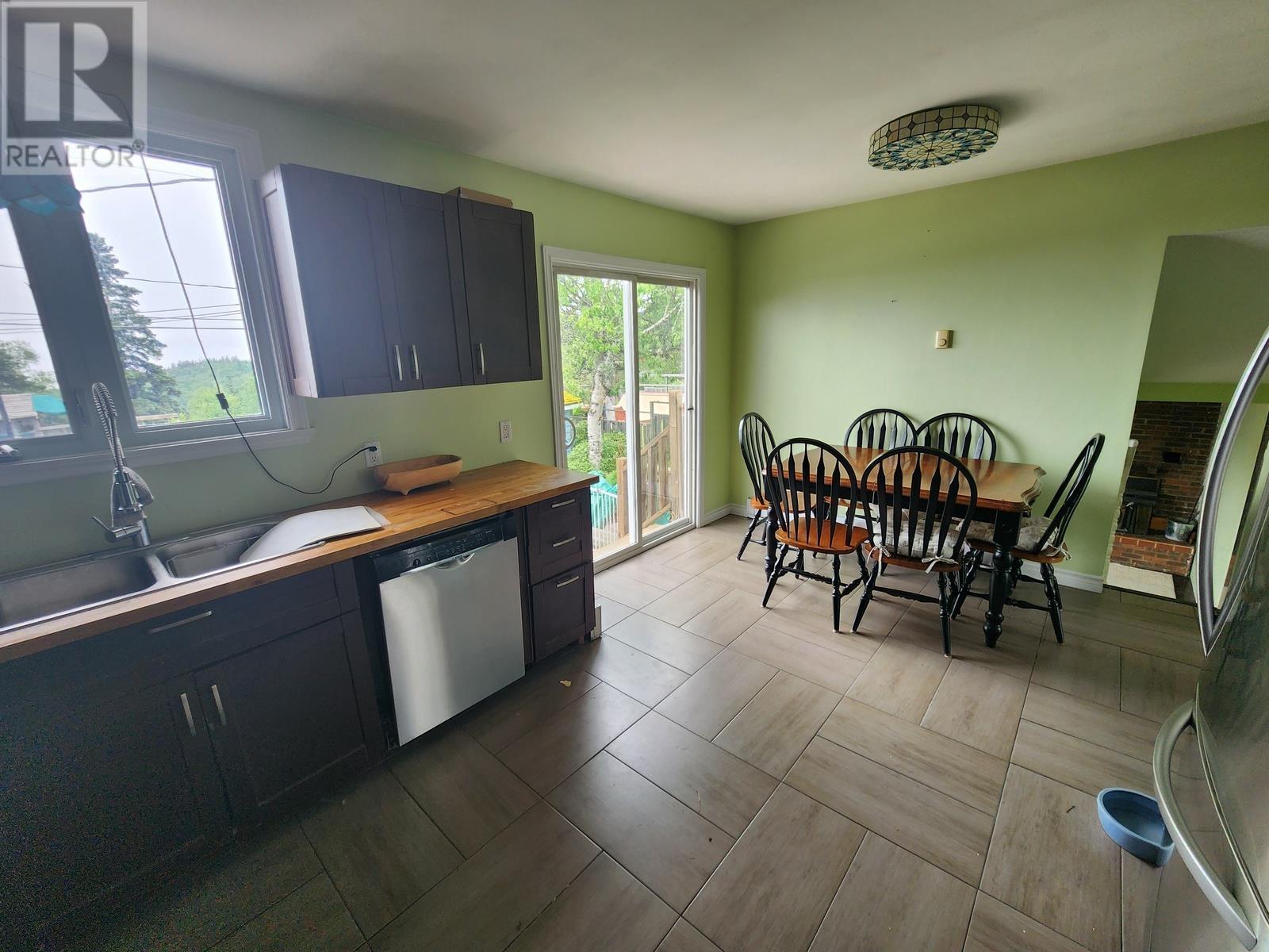 94 LAKEVIEW DR - 15
