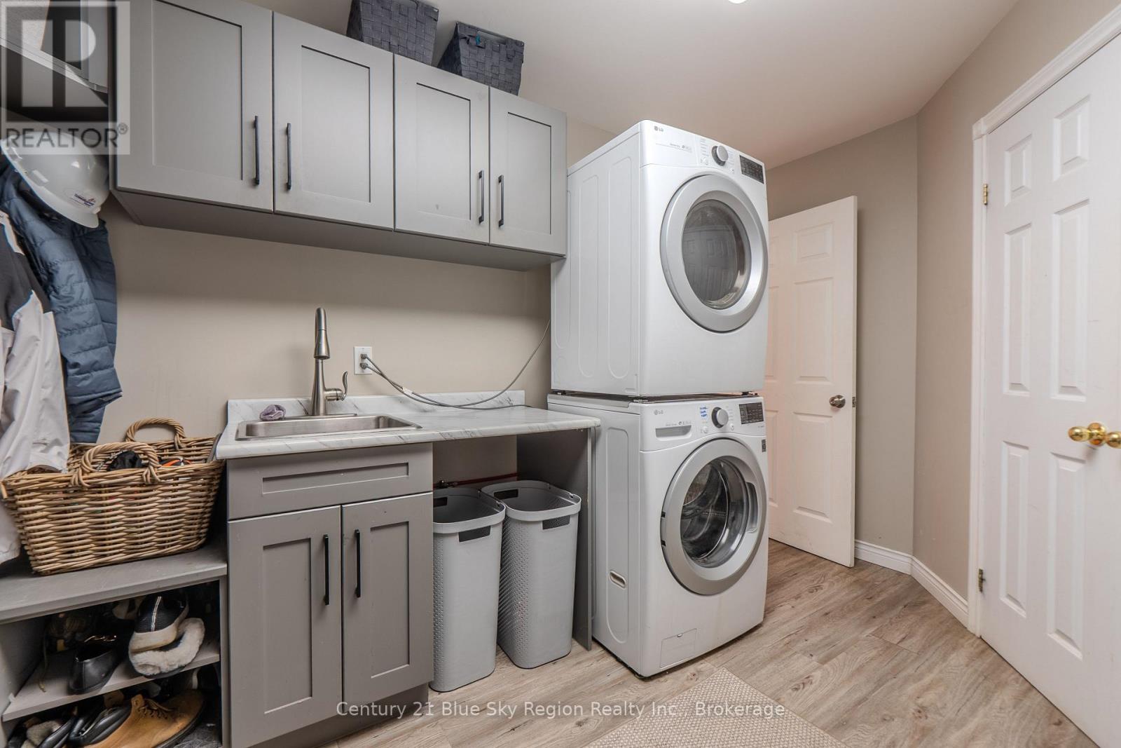 77 JANEY AVENUE - 38