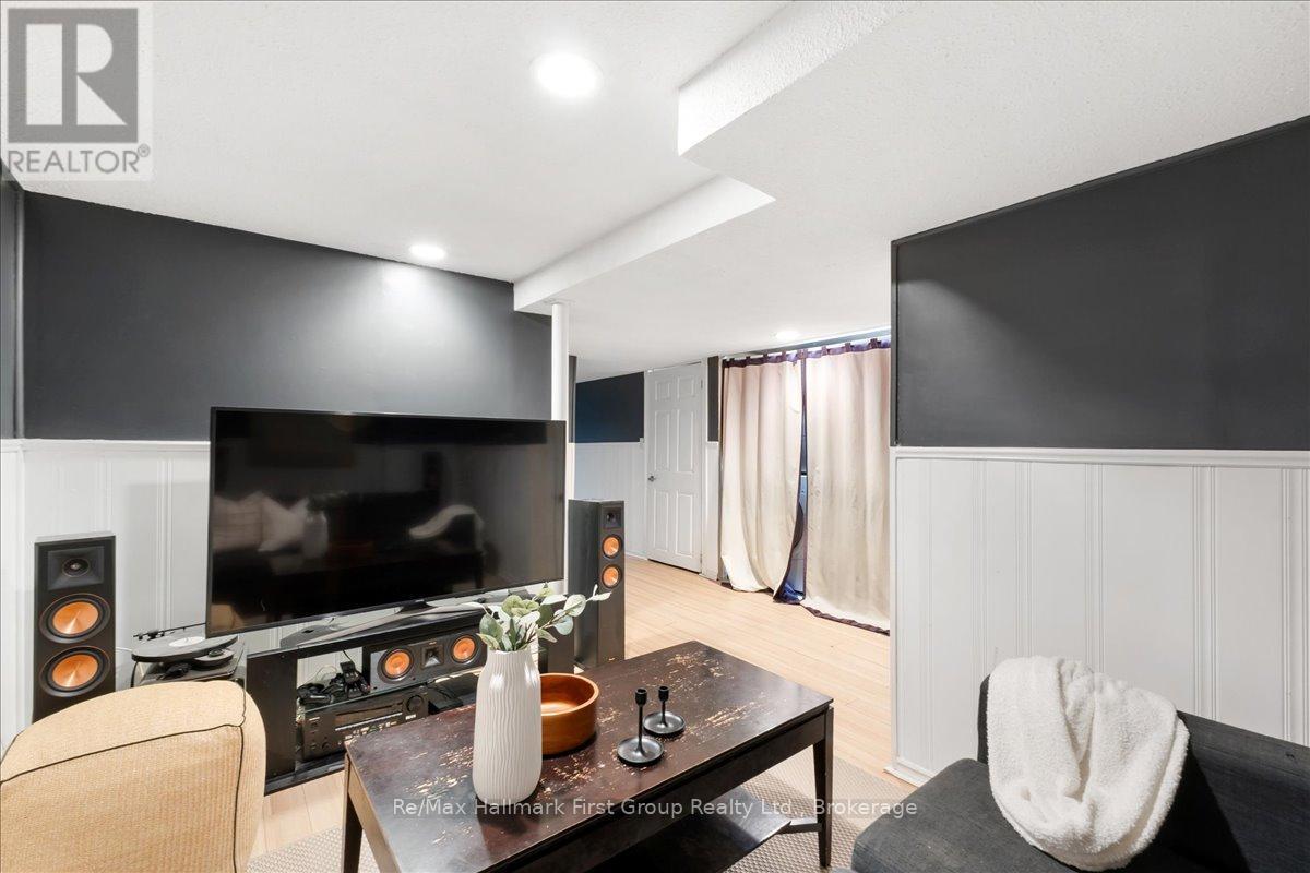 9 ALEXIS WAY - 24