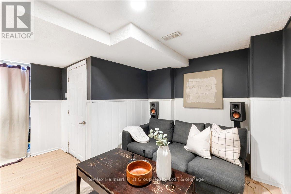 9 ALEXIS WAY - 25