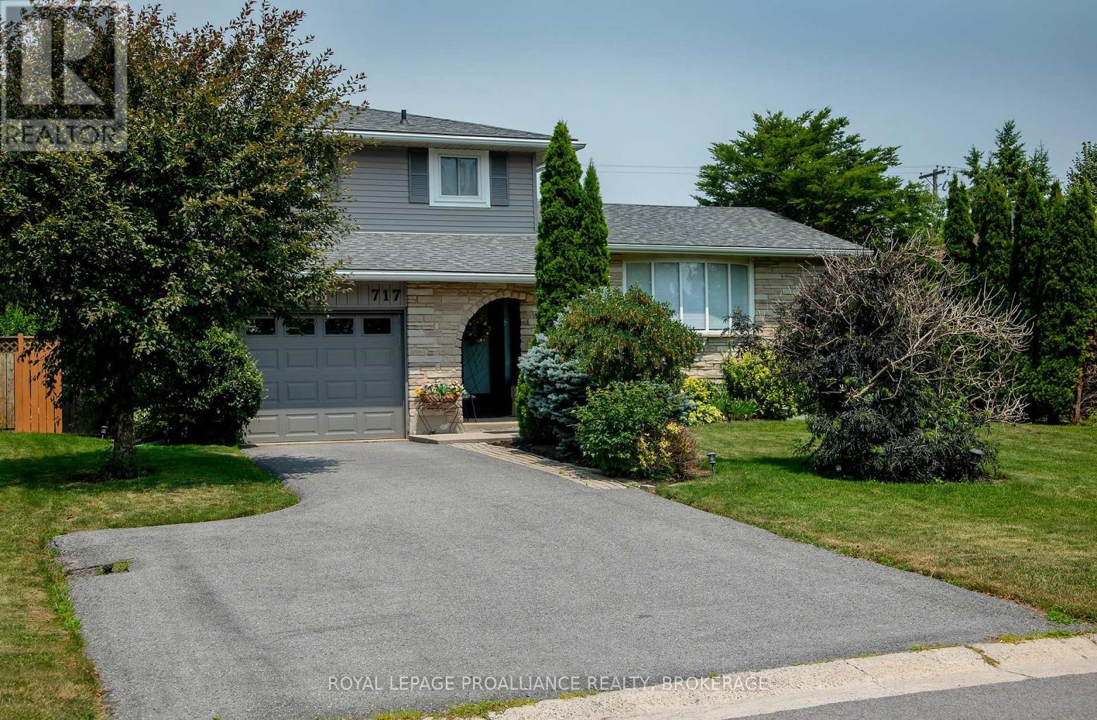717 LAIDLAW CRESCENT - 1
