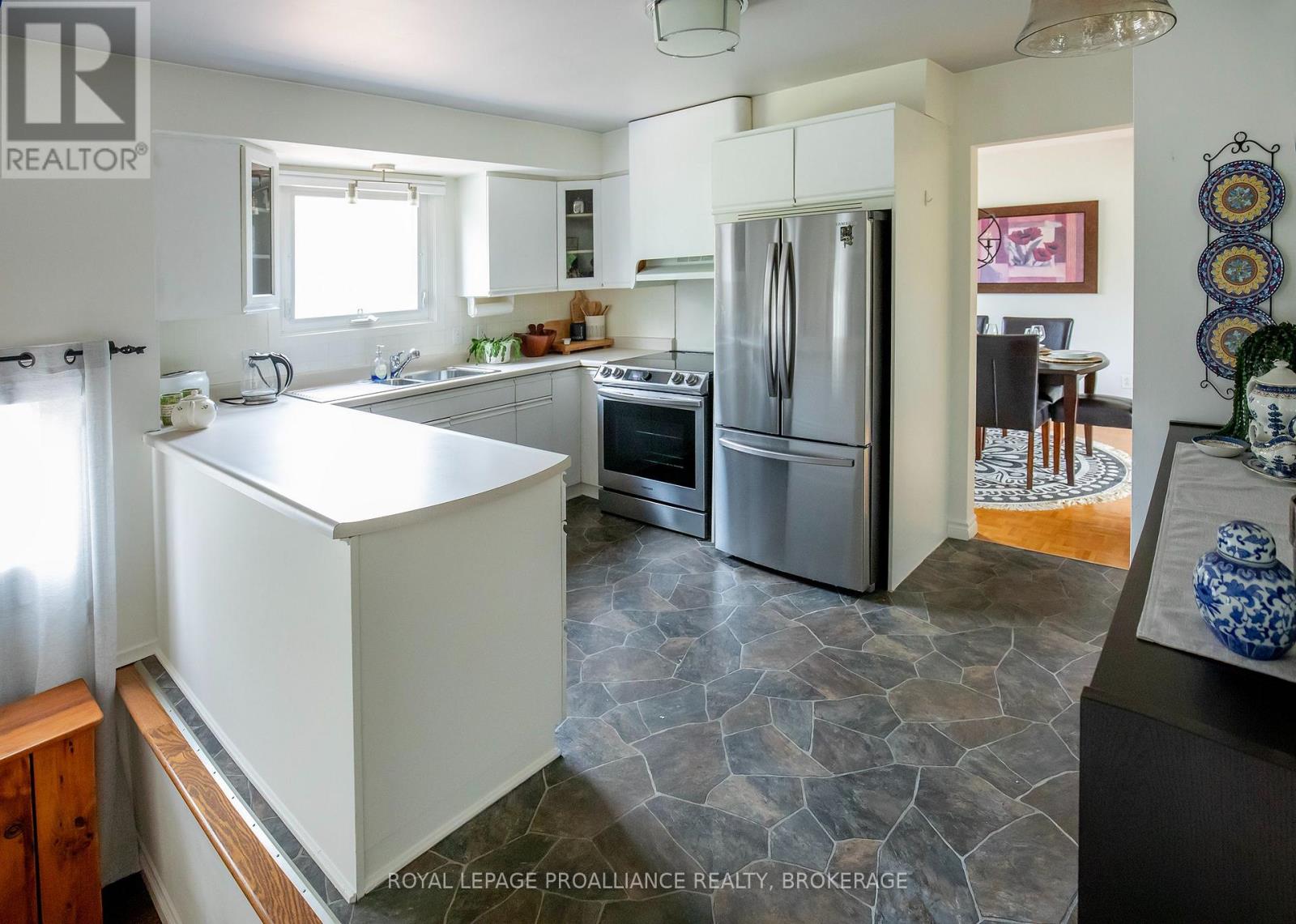 717 LAIDLAW CRESCENT - 10