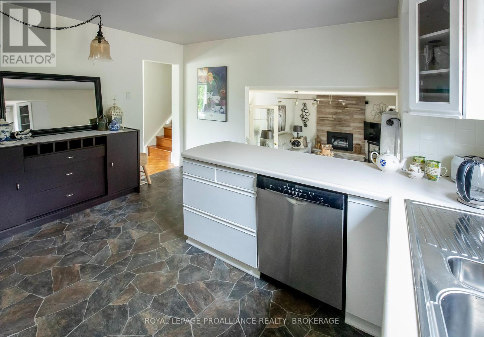 717 LAIDLAW CRESCENT - 11