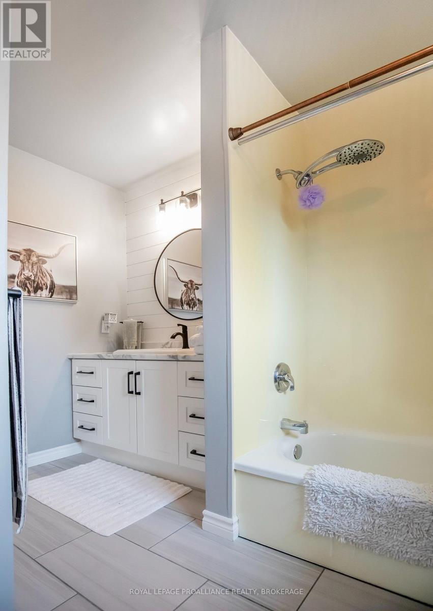 717 LAIDLAW CRESCENT - 22