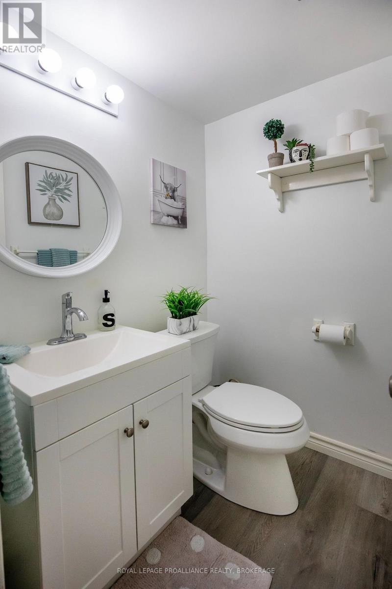 717 LAIDLAW CRESCENT - 23