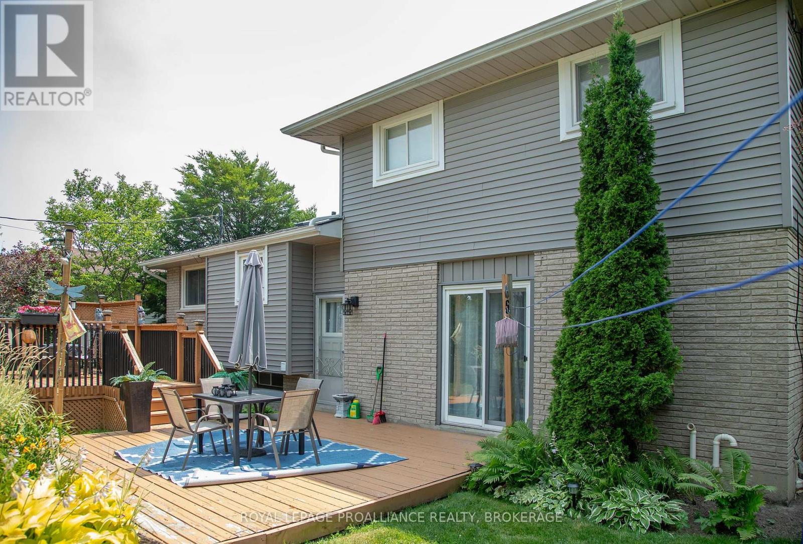 717 LAIDLAW CRESCENT - 27