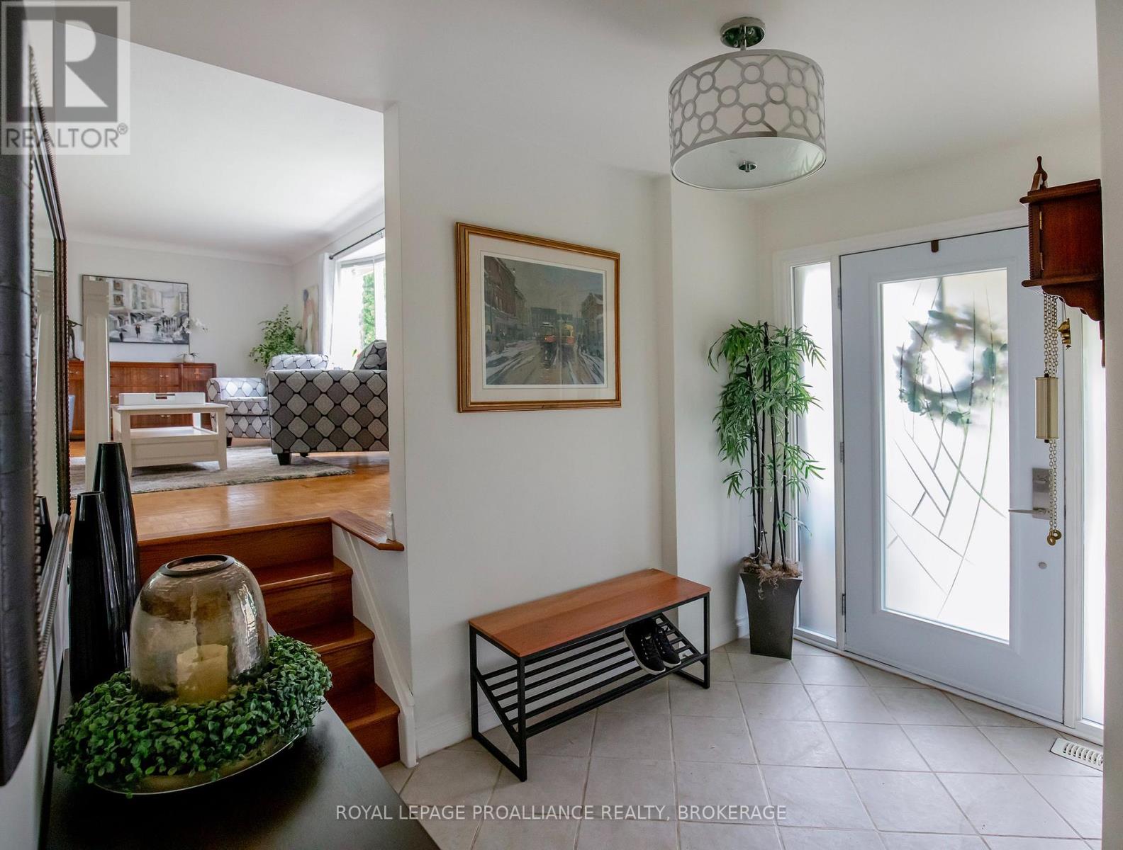 717 LAIDLAW CRESCENT - 3