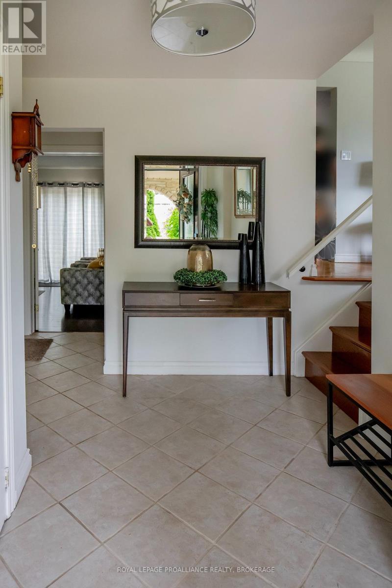 717 LAIDLAW CRESCENT - 4