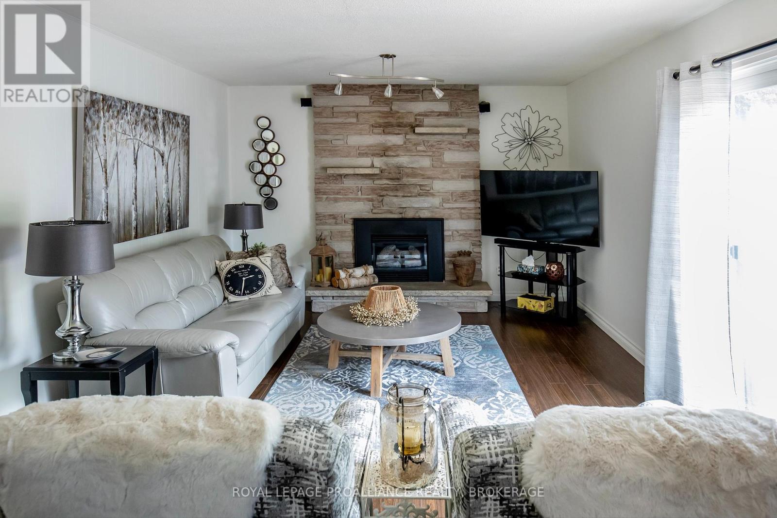 717 LAIDLAW CRESCENT - 8