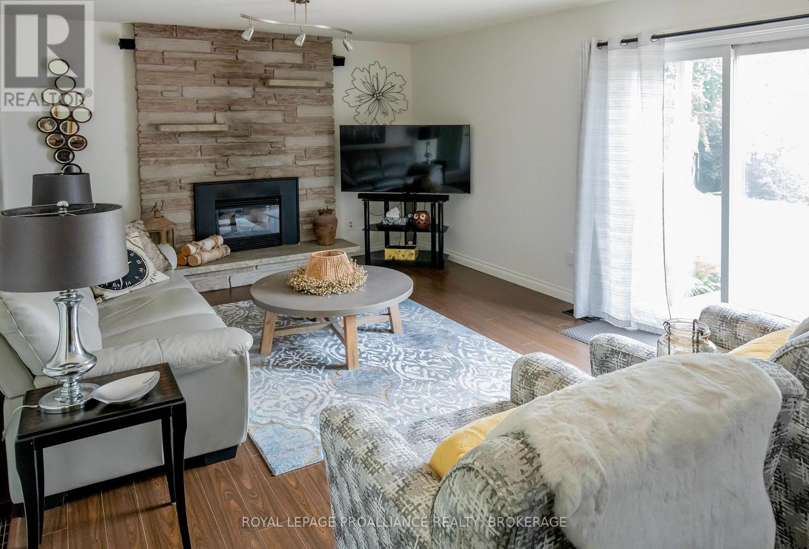 717 LAIDLAW CRESCENT - 9