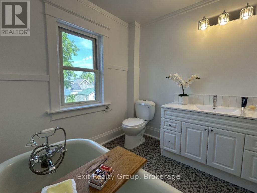 90 BYRON STREET - 19