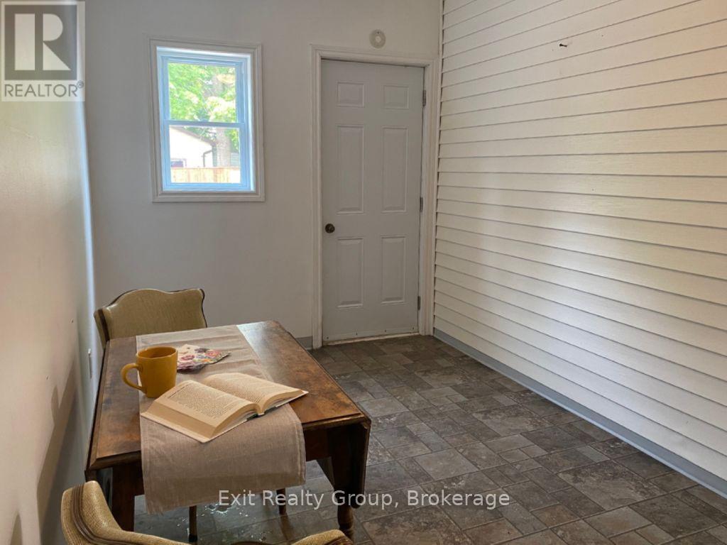 90 BYRON STREET - 35