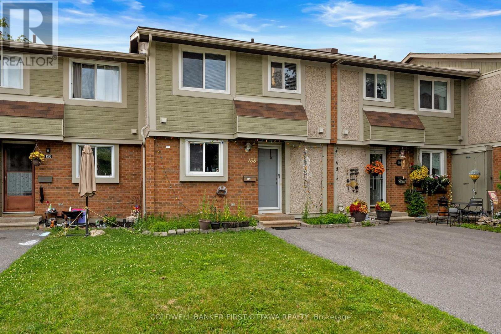 3 bed & 1.5 bath condo townhouse with pvt yard!