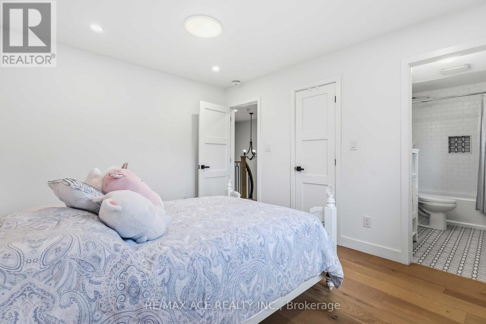 19 BARKER COURT - 36