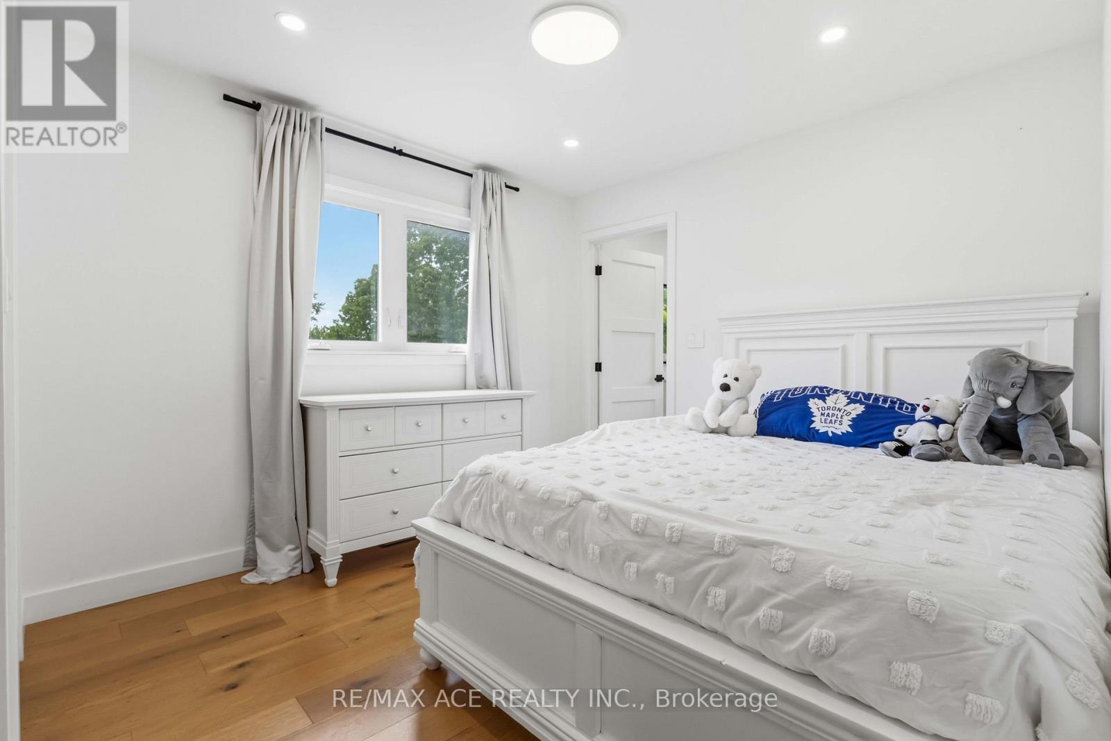 19 BARKER COURT - 38