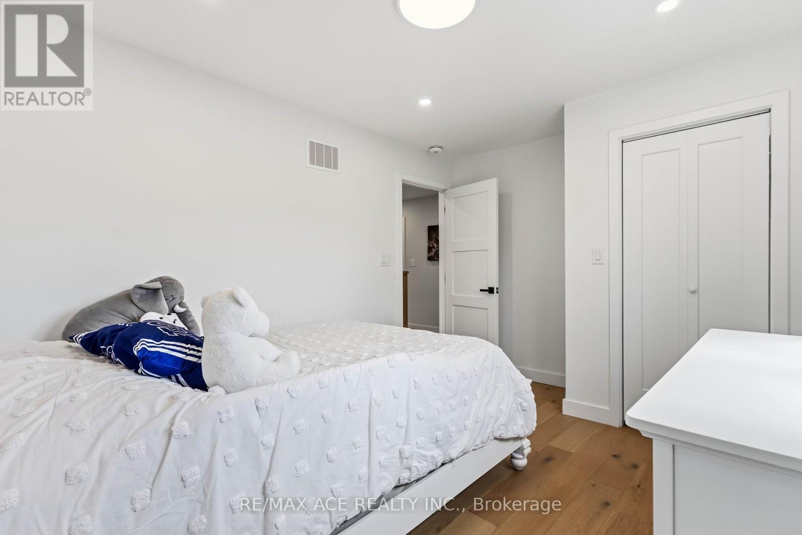 19 BARKER COURT - 39