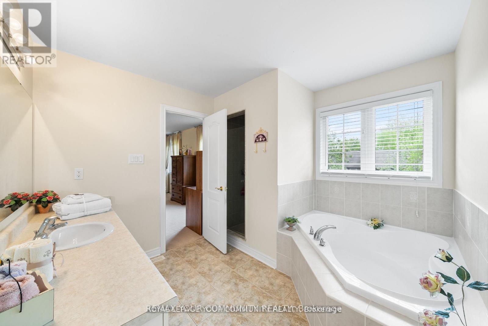 108 HEADWATER CRESCENT - 32