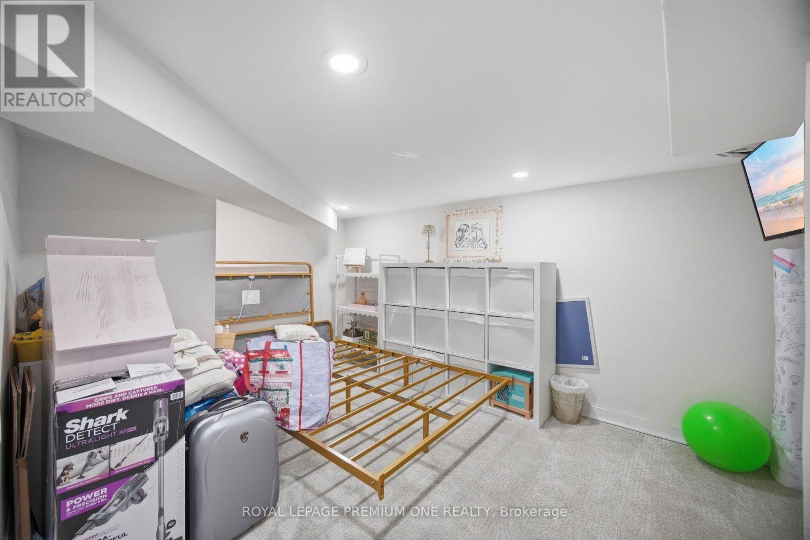 163 MUIRFIELD DRIVE - 44