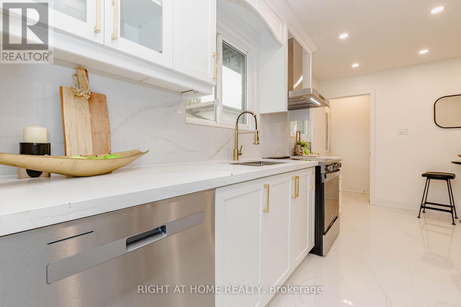 7650 PRIORY CRESCENT - 19