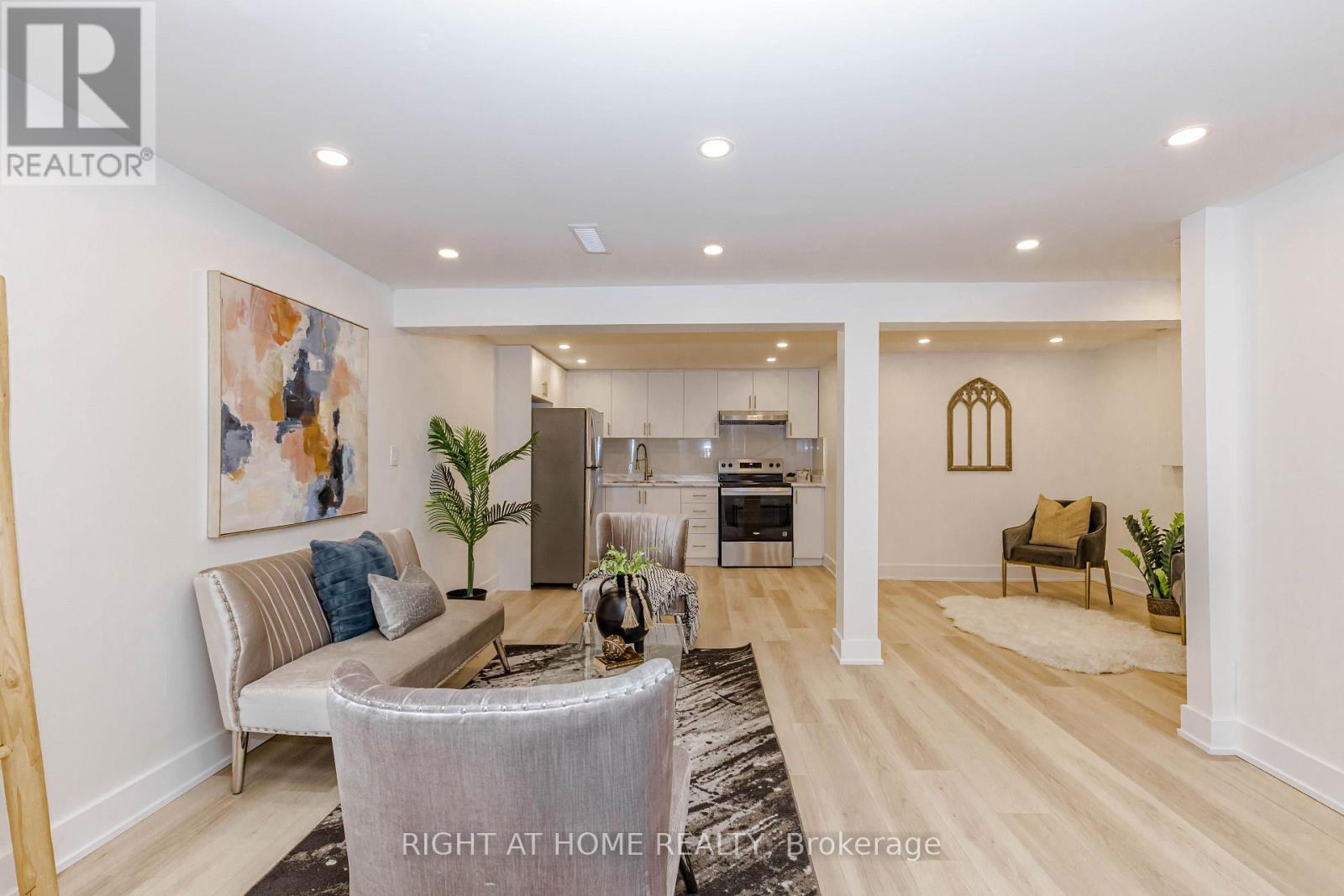 7650 PRIORY CRESCENT - 35