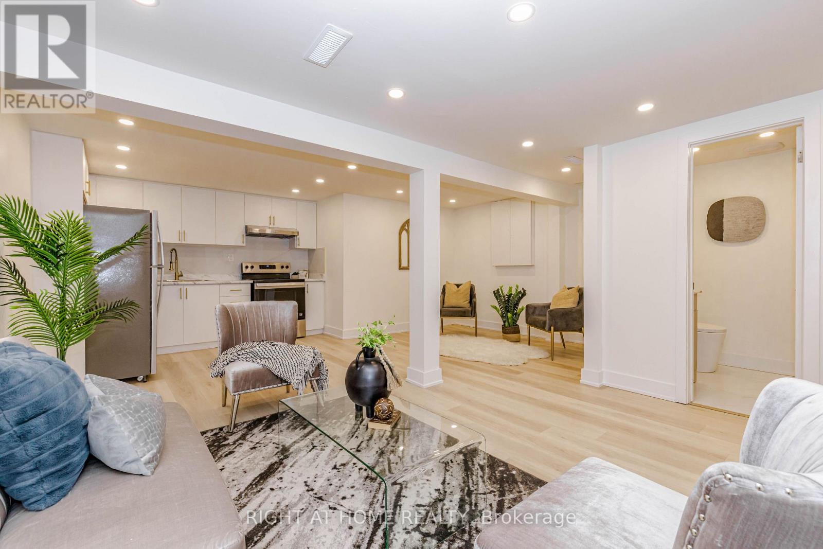 7650 PRIORY CRESCENT - 36