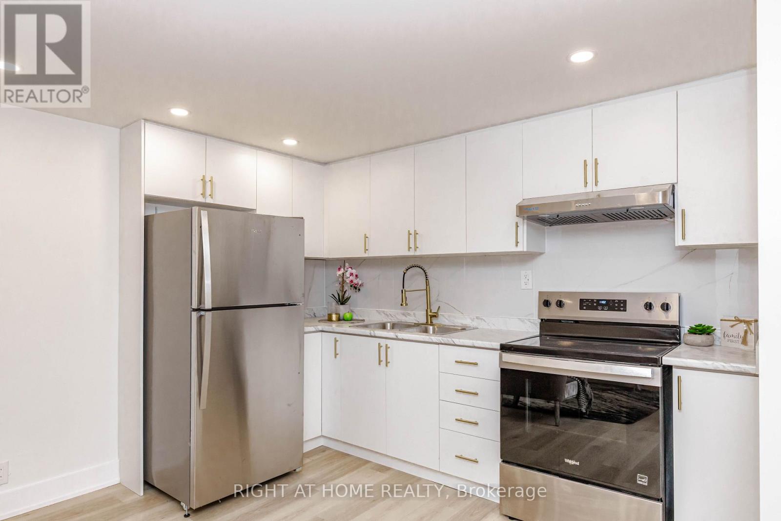 7650 PRIORY CRESCENT - 39
