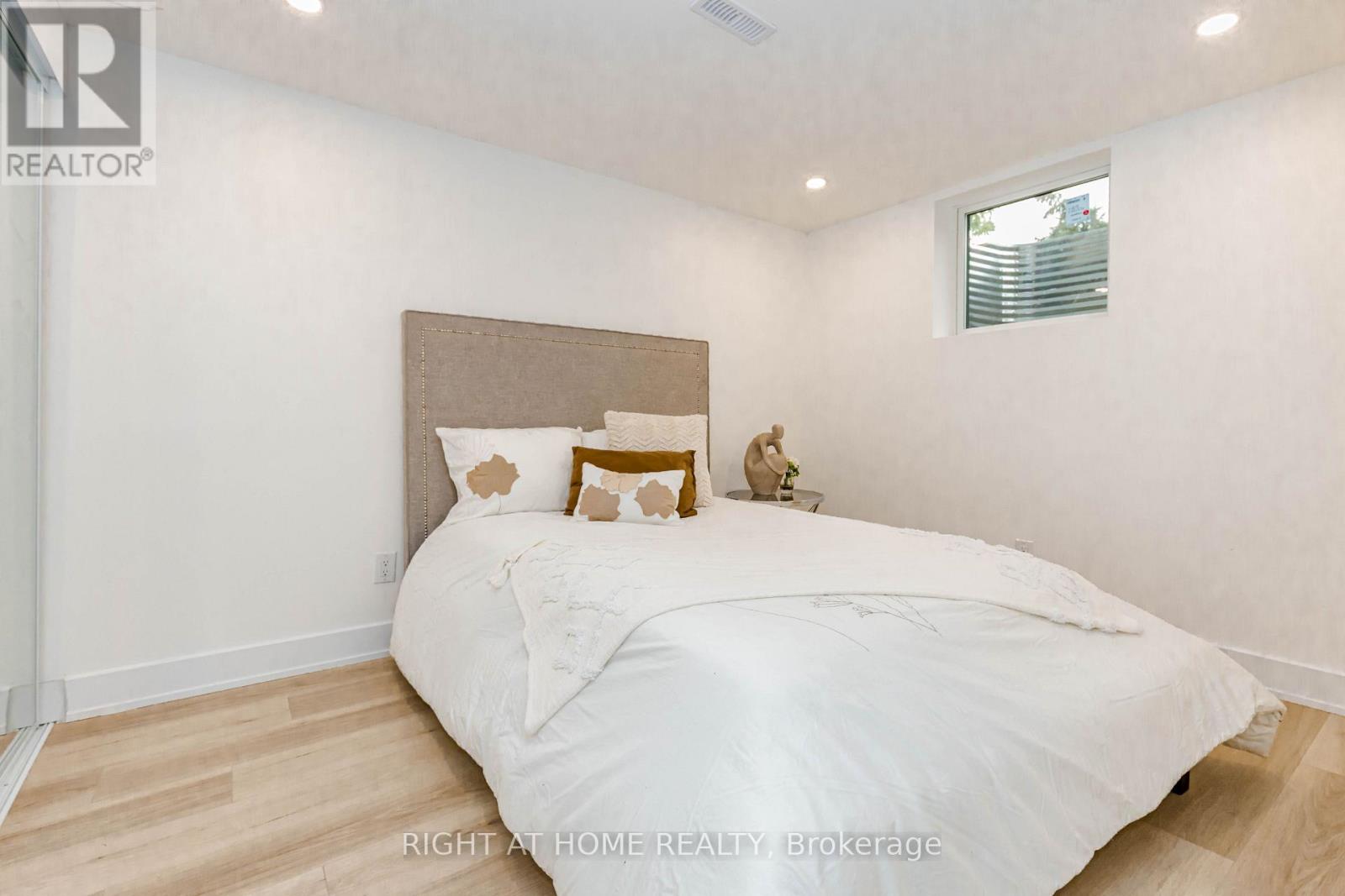 7650 PRIORY CRESCENT - 42