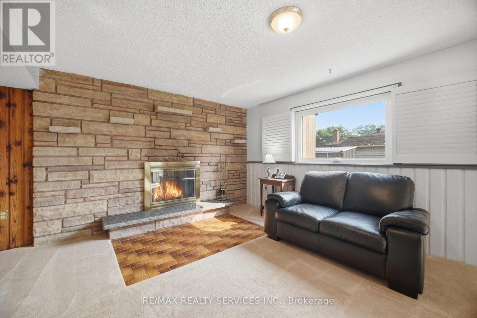 20 MALCOLM CRESCENT - 23