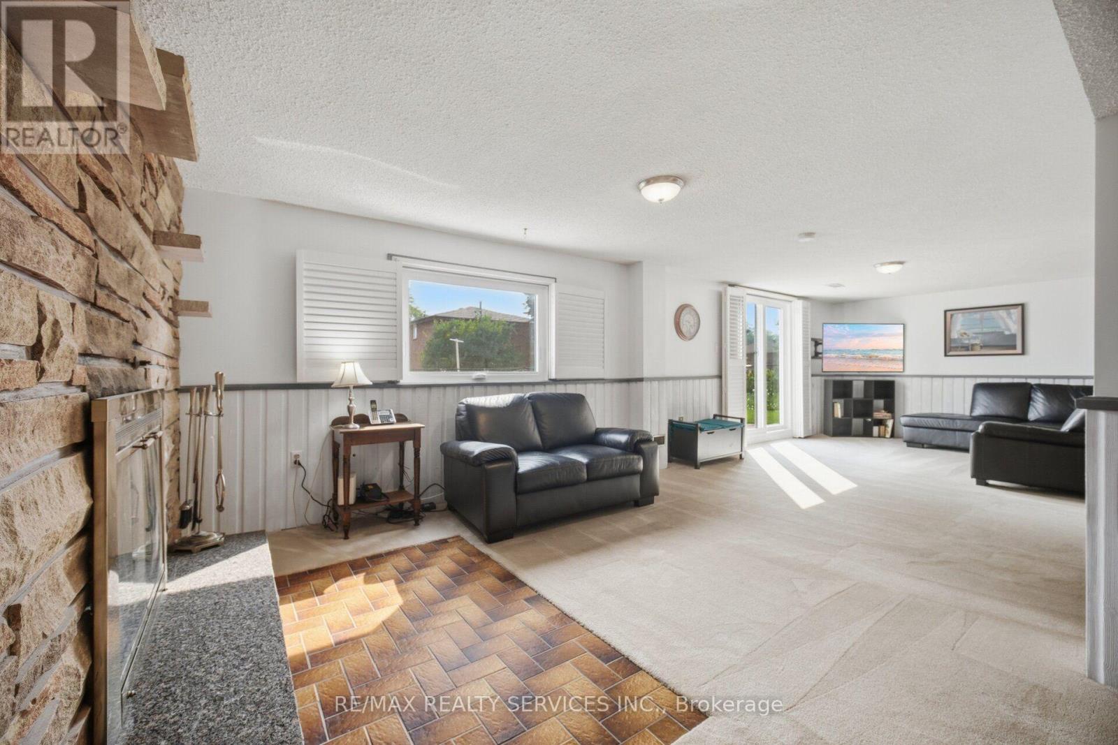 20 MALCOLM CRESCENT - 24